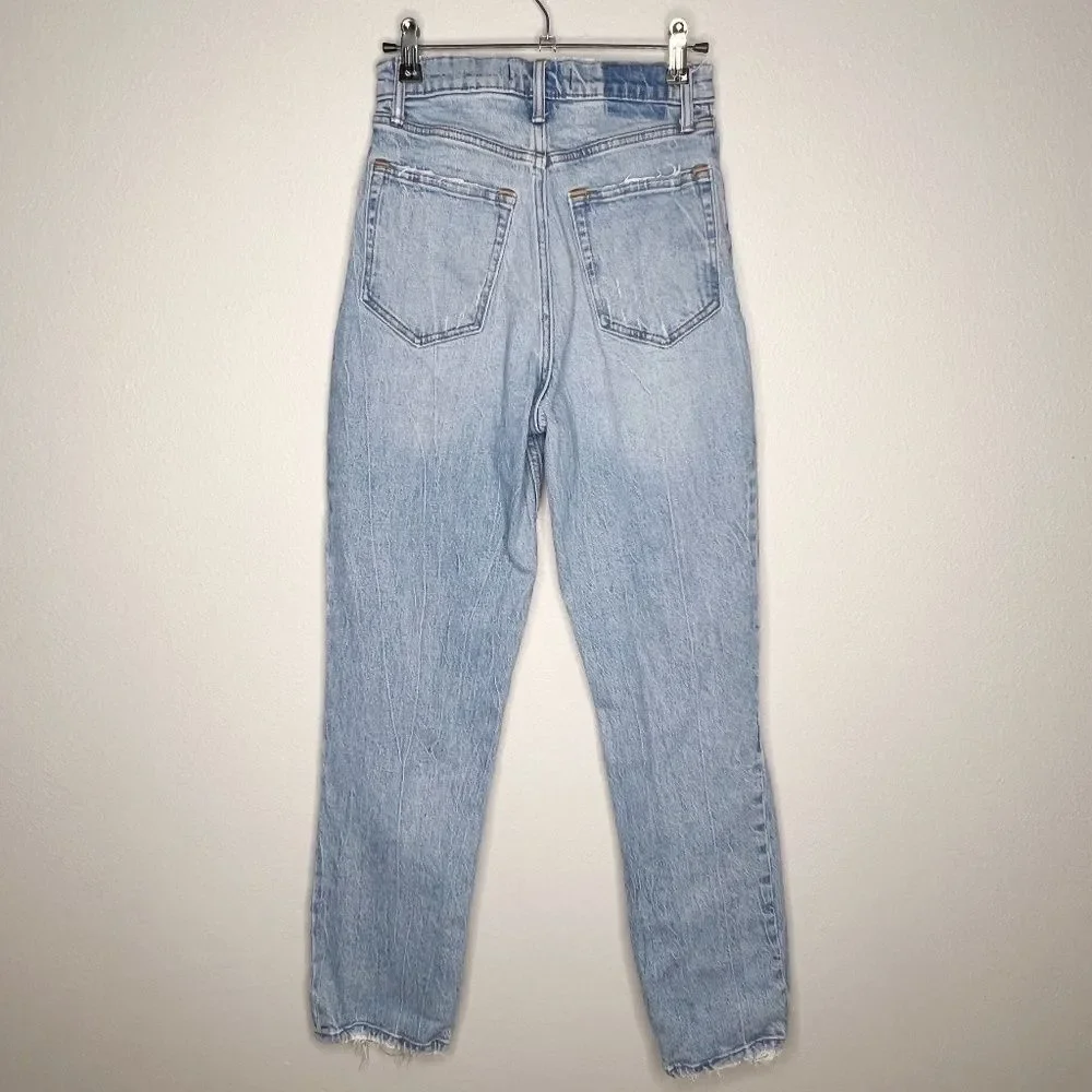 abercrombie 90s straight ultra high rise Size 26 light blue